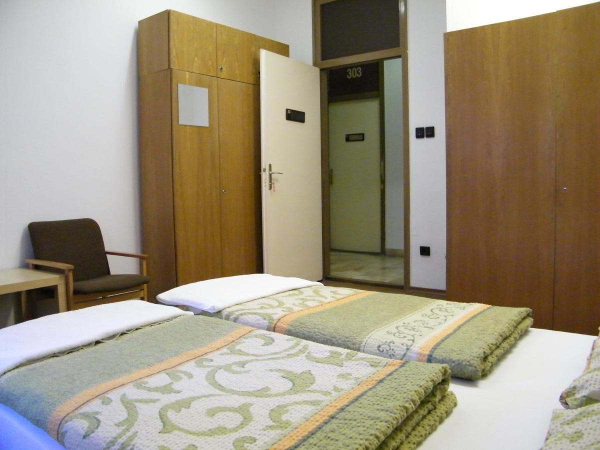 Zrinyi Hostel - Budapest