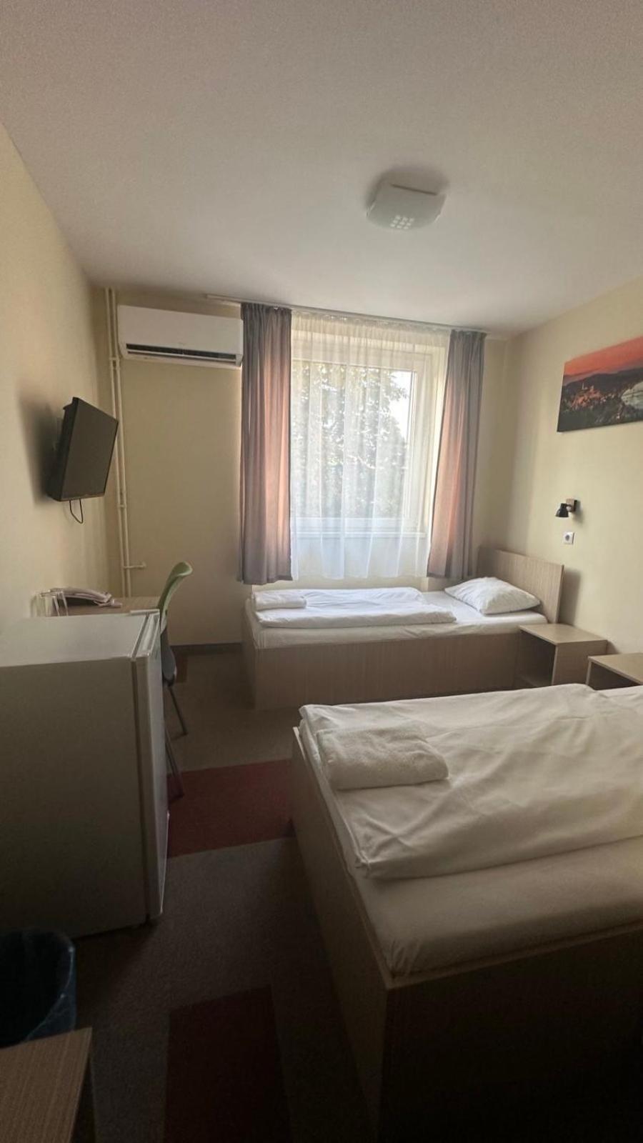 Free Parking, Free Breakfast, Only 15 Minutes To City Center