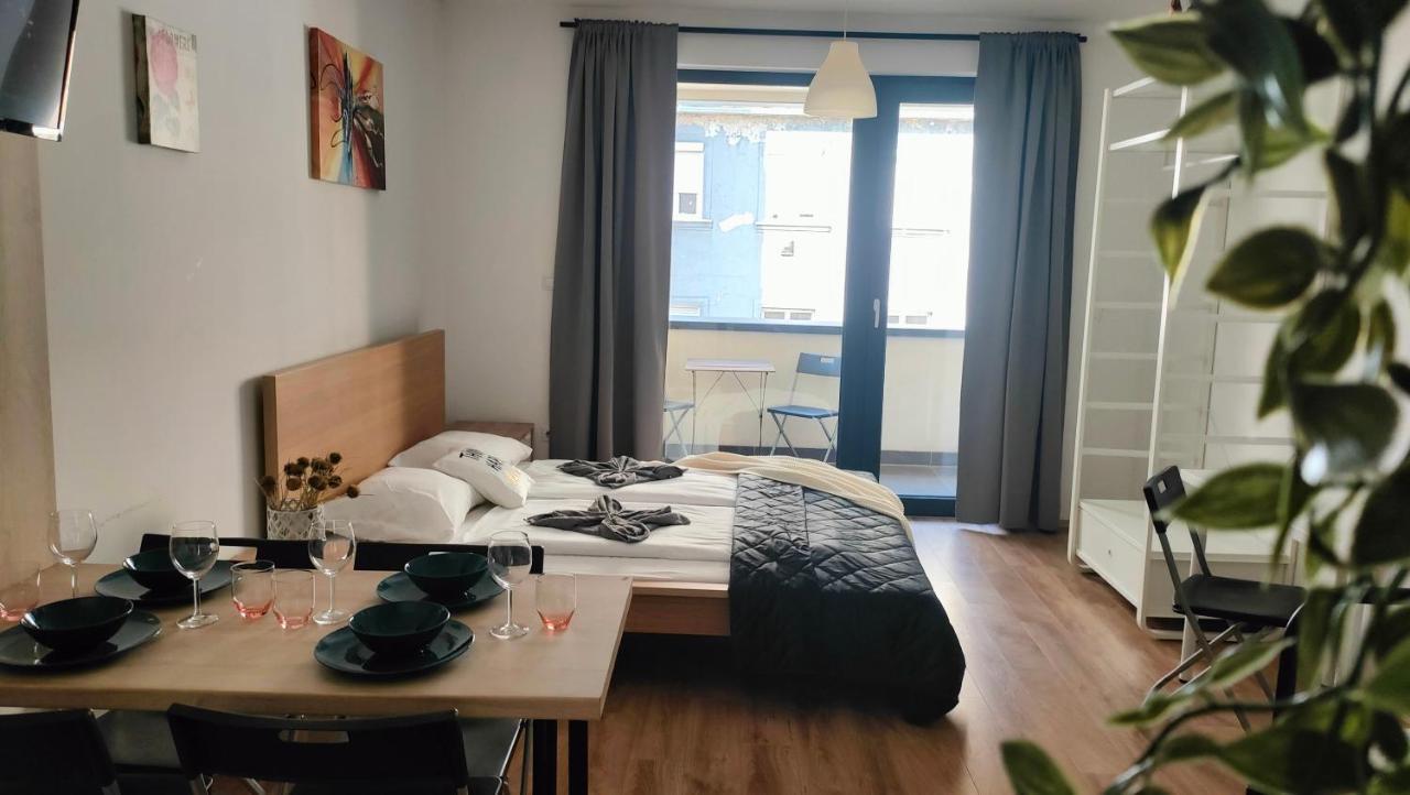Cozy Studios Near The New York Cafe With Balcony And Ac