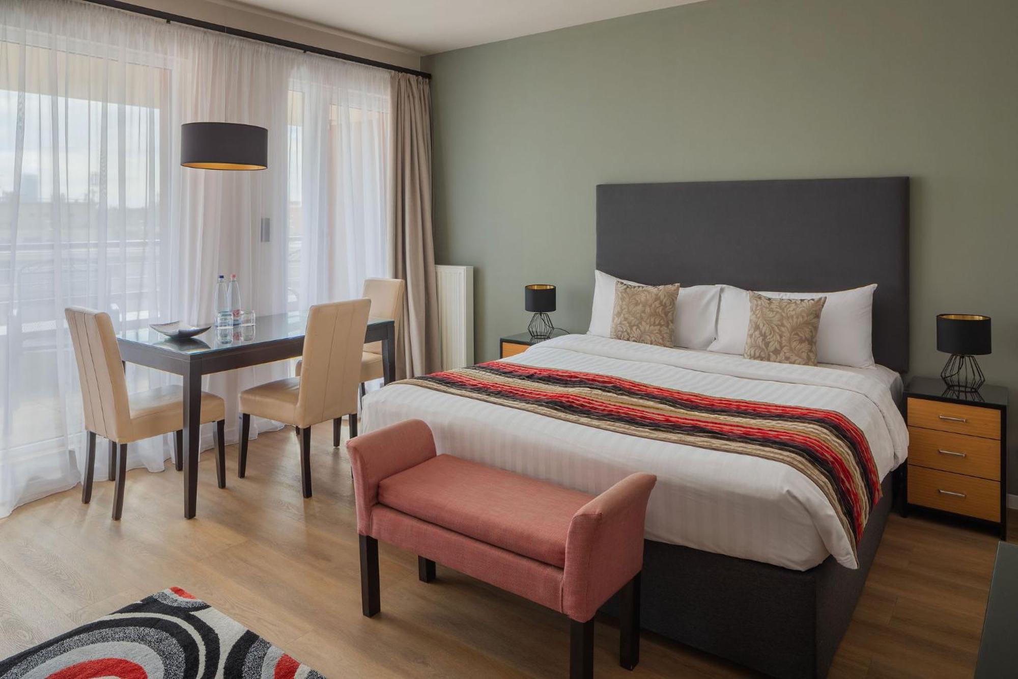 Escala Hotel & Suites