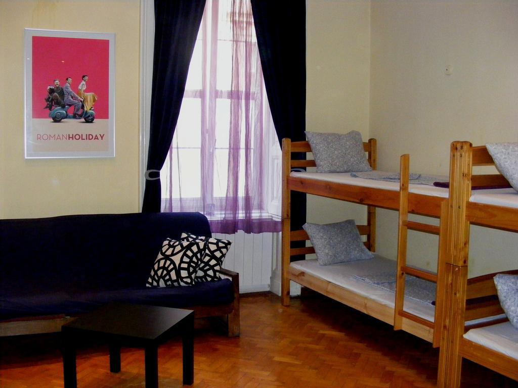 11Th Hour Cinema Hostel - Budapest
