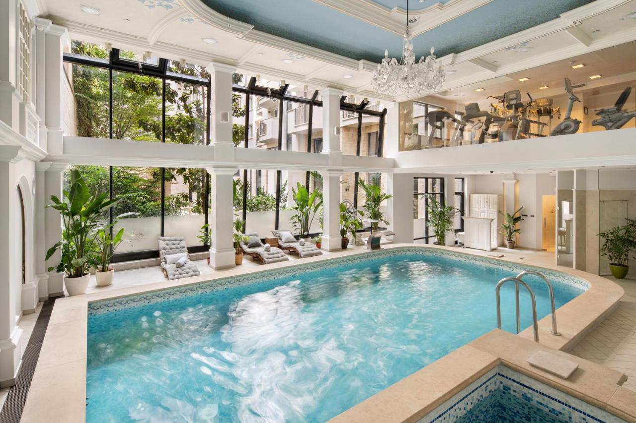 Queen'S Court Hotel & Residence