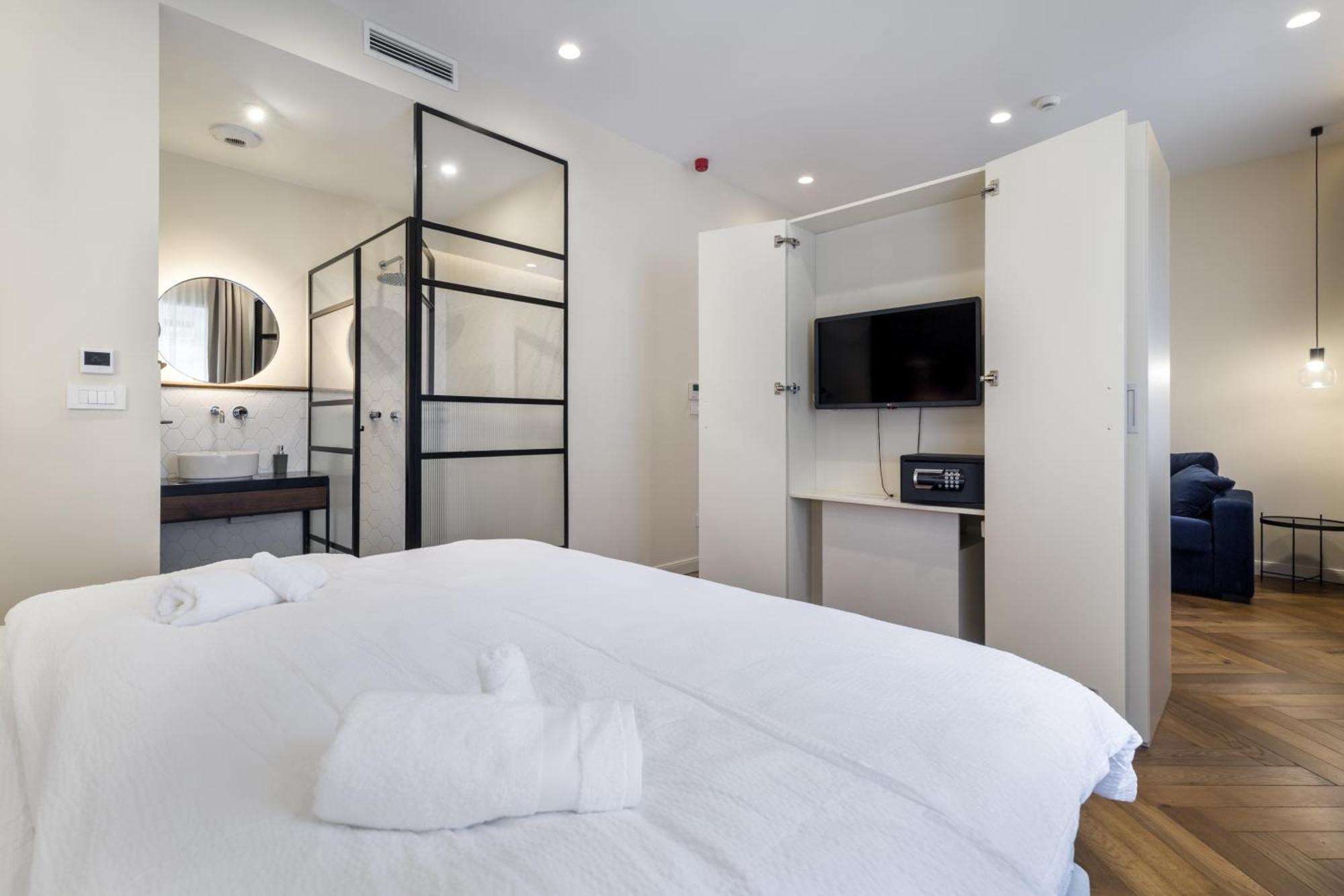 Budapest Eye- Boutique Suites, By Bqa
